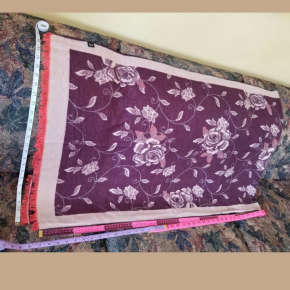 Thick, soft, silk scarf, intricate, flowers/leaves pattern, double sided - Picture 6 of 10